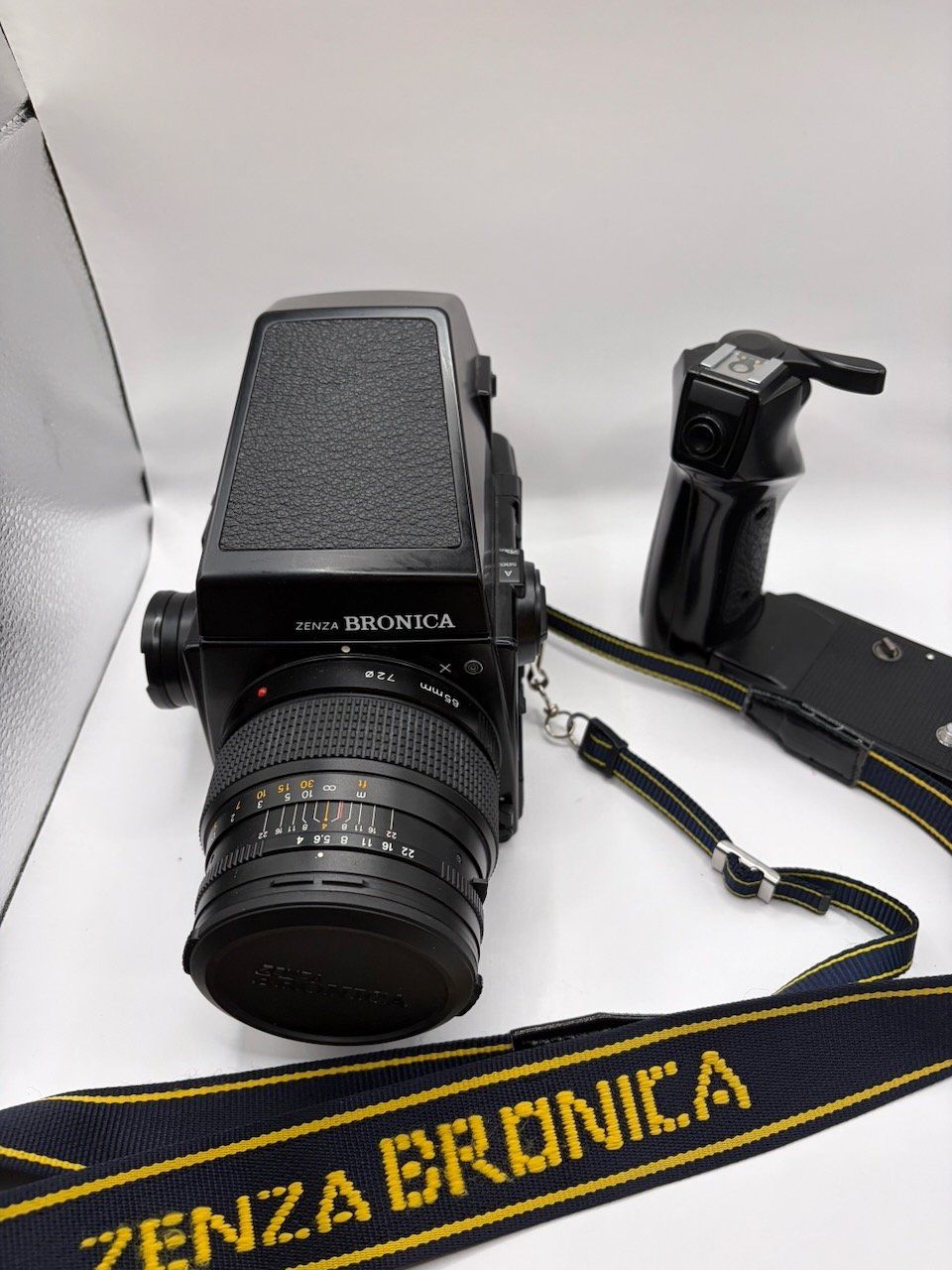 Bronica Fotocamera: Bronica GS-1 6x7 PG 65 grand-angle – Usato da Biel/Bienne venduto da kiouk 1