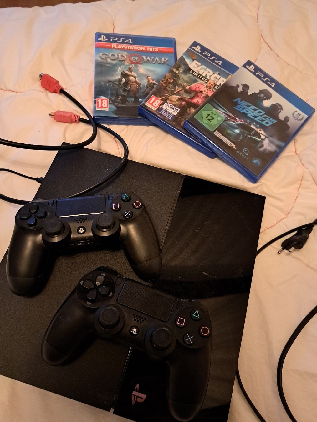 Sony Console: PS4 Bundle: Console, Two Controllers & 3 Hit Games! – Usato da Oberriet SG venduto da and_ct9c