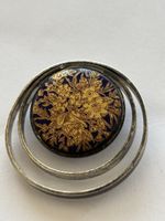 Brosche oval mit Blumenmuster blau goldfarben guter Zustand