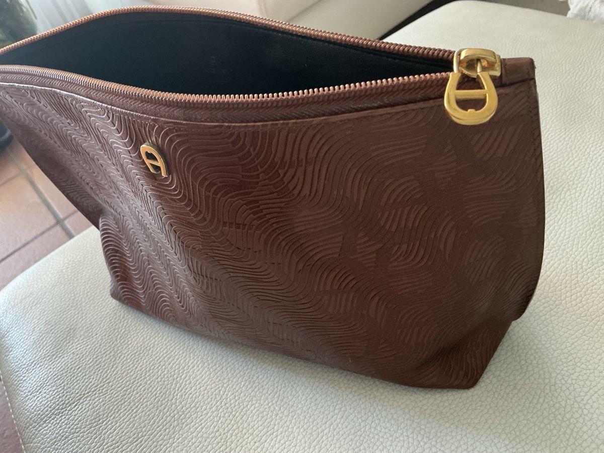 Aigner Custodie per cosmetici: Aigner clutch oder Necessaire  Monogramm – Usato da Wettingen venduto da Andres54 4