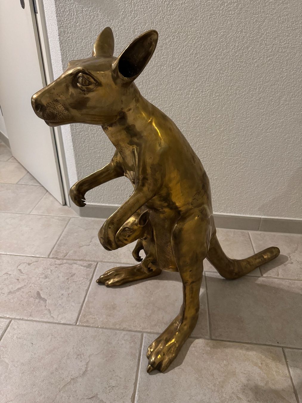 Skulpturen & Statuen: Kängeru aus Messing 33 Kg – Gebraucht aus Horgen von Auction-Kings 2