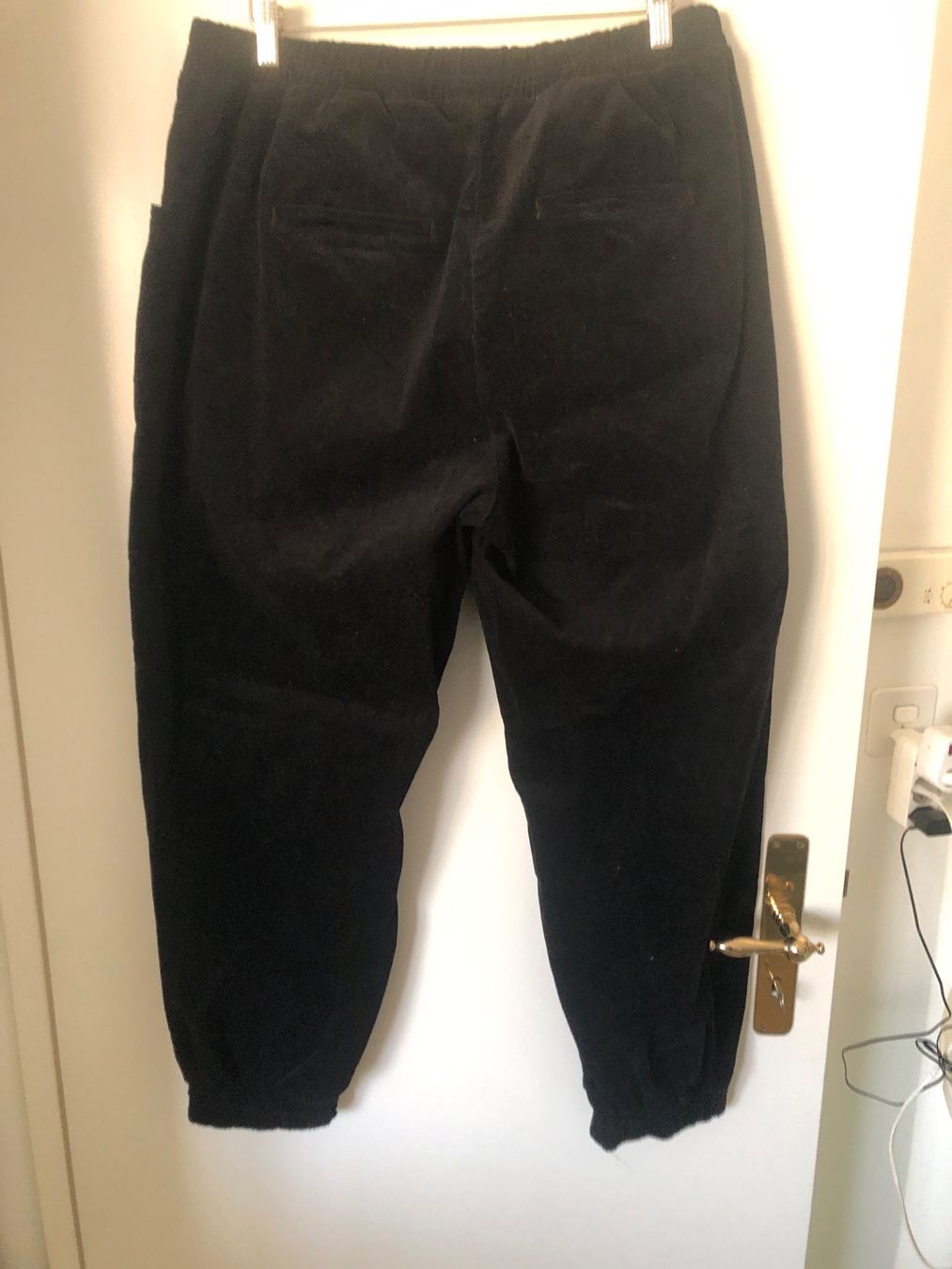 Pantaloni: Schwarze Cordhose, Grösse 46, bequem – Nuovo (secondo la descrizione) da Arlesheim venduto da leyRum4.5 4