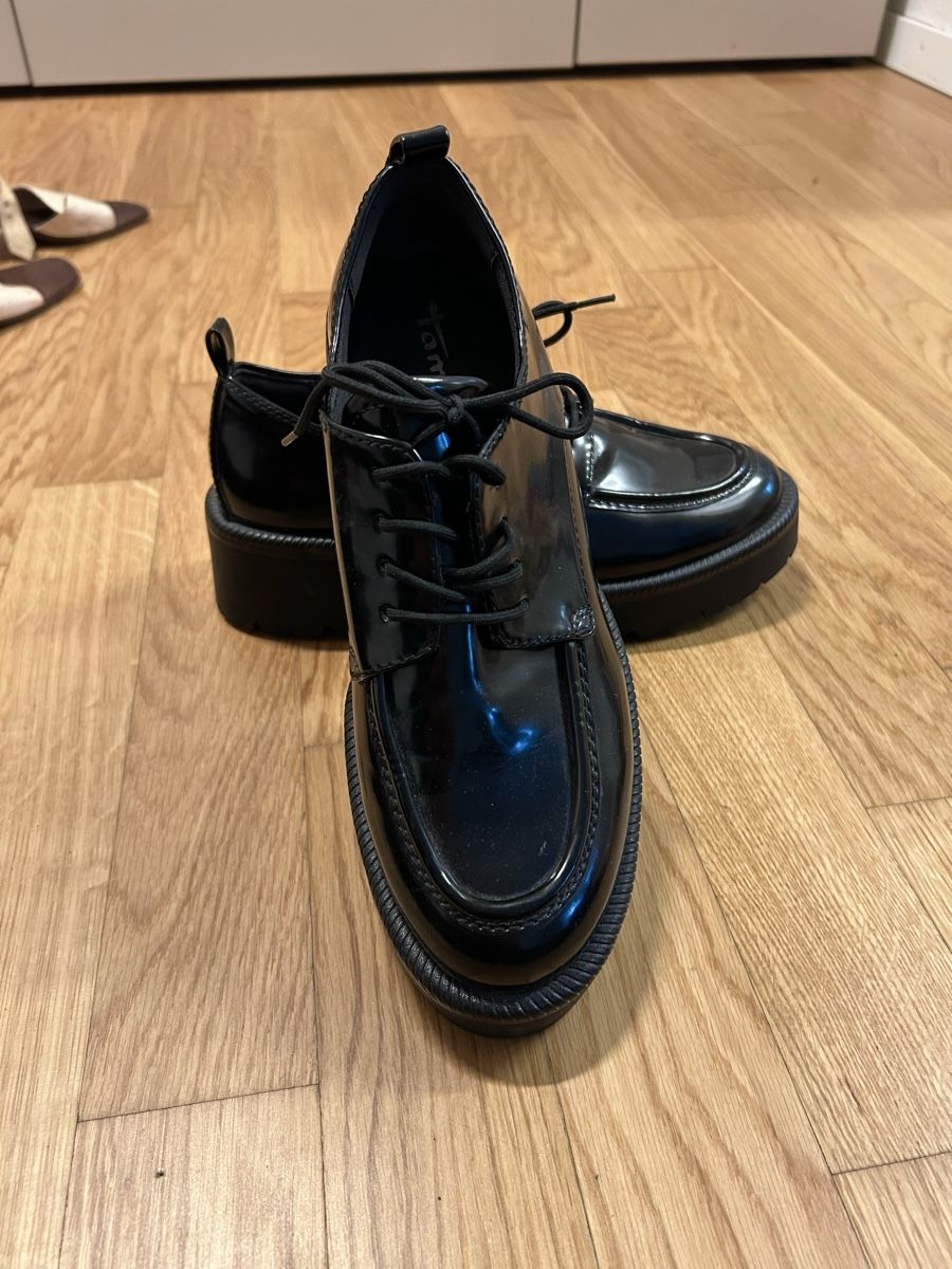 Tamaris Damenschuhe: lack schuhe schwarz – Gebraucht aus Ennetbaden von car_b67l