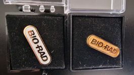 2 Pins von BIO-RAD goldig, ungebraucht, für Sammler