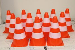 12 Pylonen Verkehrskegel - wie neu