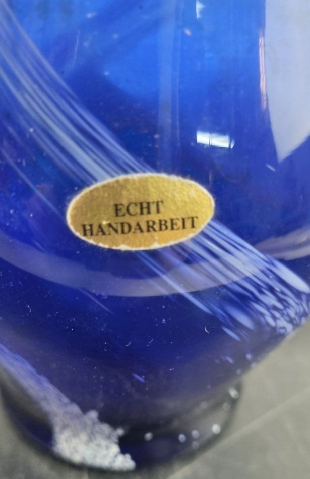 Vasen & Gefässe: Baluster Vase aus blauem Glas mit Lattimo Dekor – Gebraucht aus Flums von Flumsantik 1