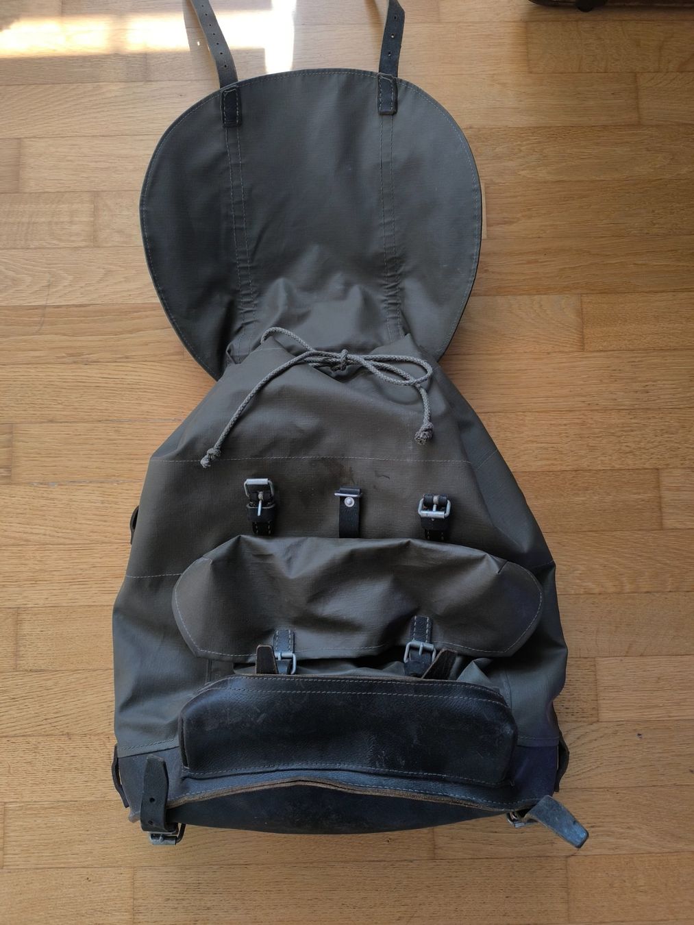 Schweizer Armee Rucksäcke: Alter Militärrucksack – Gebraucht aus Winterthur von kicherkuchen 3