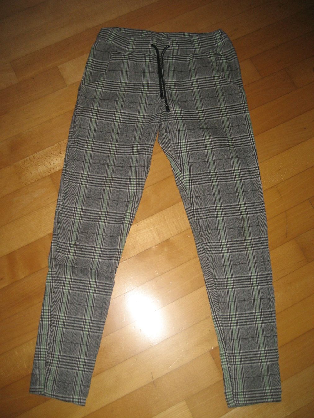 Pantaloni: Hose kariert, schwarz/weiss/grün – Usato da Unterengstringen venduto da Olifant4