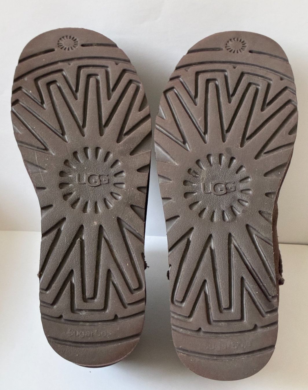 Ugg Scarpe da donna: Dunkelbraune UGG Boots Wildleder "Classic Ultra Mini" – Usato da Kloten venduto da Nephty 6