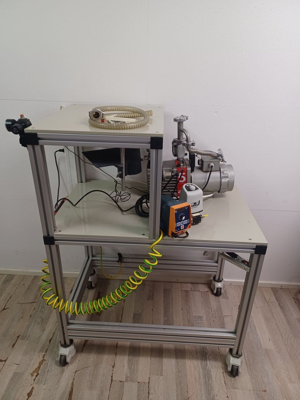 Accessori da laboratorio: Gebrauchte Labor-Servicestation mit Edwards Hochvakuumpumpe – Usato da Niederdorf venduto da LeptonAG_Labor 3