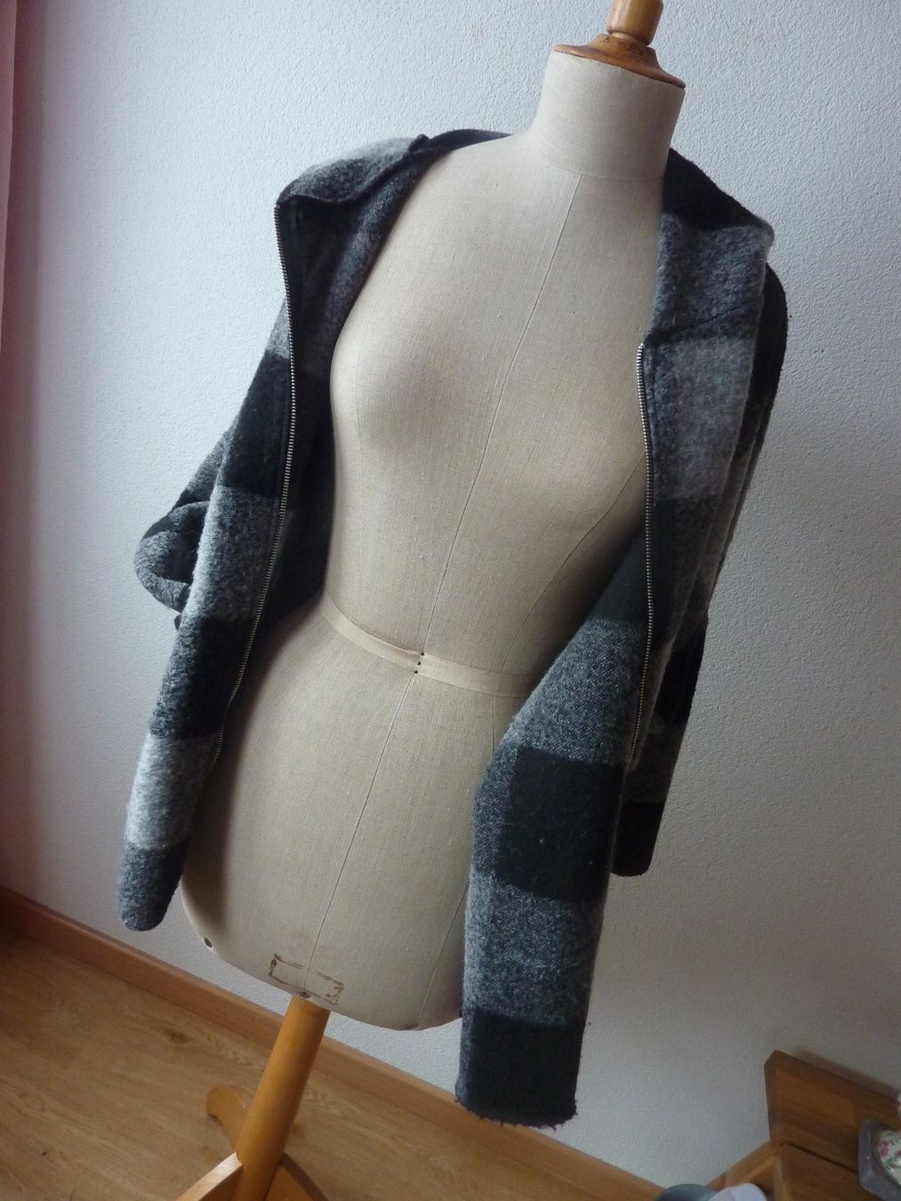 Giacche: Jacke mit Kapuze, Karro Look,  one Size – Usato da Waldstatt venduto da Kananaskis1 5