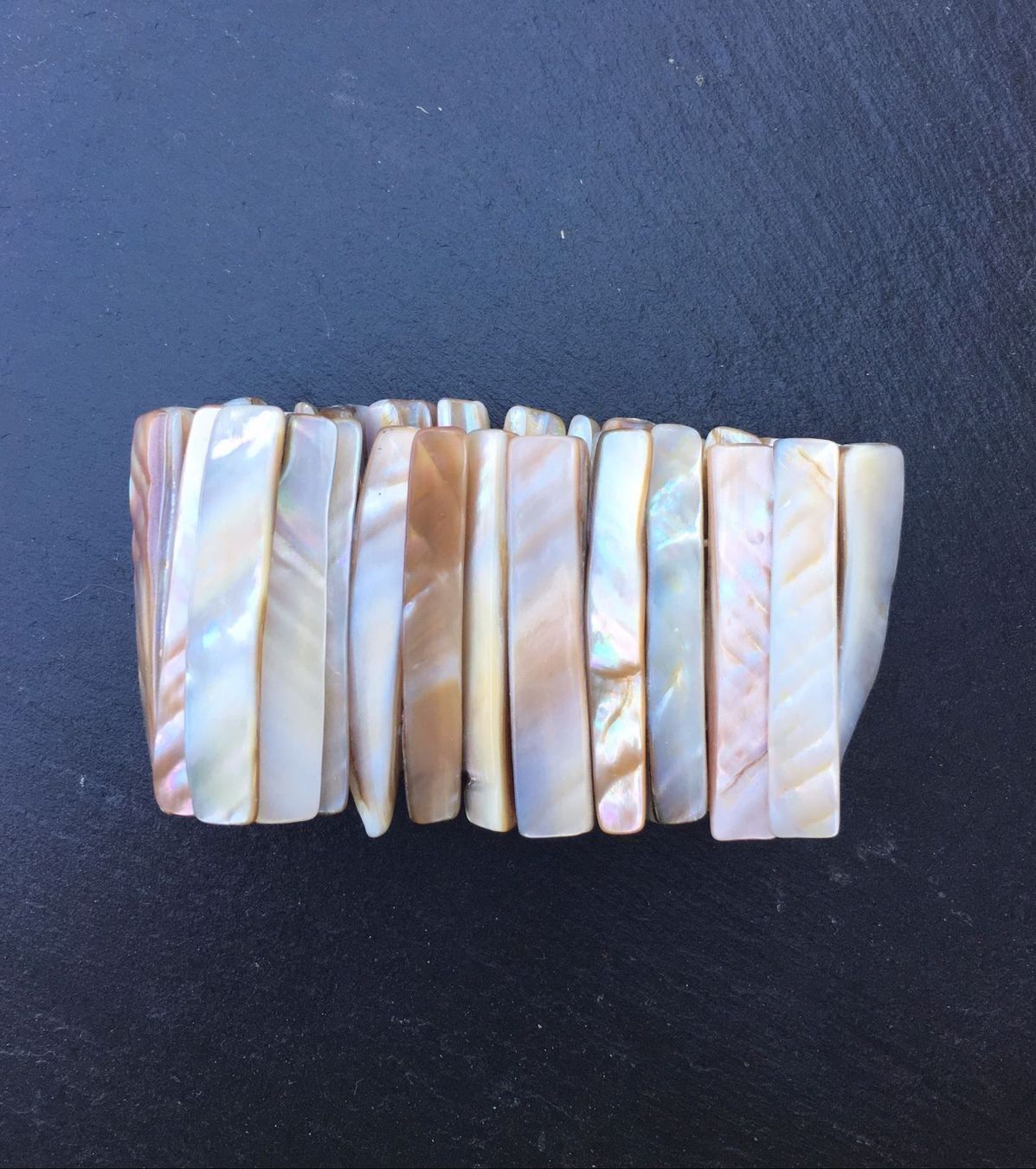 Bracelets: Bracelet élastiqué en nacre irisée – Neuf (Voir description) à Veyrier par Leilazizou