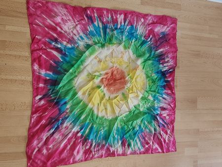 Foulard en soie coloré motif tie-dye 