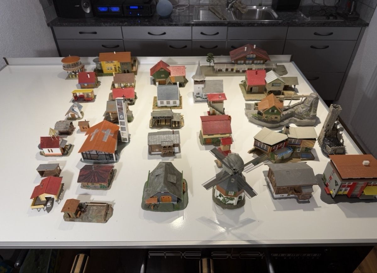 Märklin Modellini di ferrovie: Grosse Sammlung Märklin Eisenbahn + Zubehör. – Usato da Kerzers venduto da Pesche1340 5