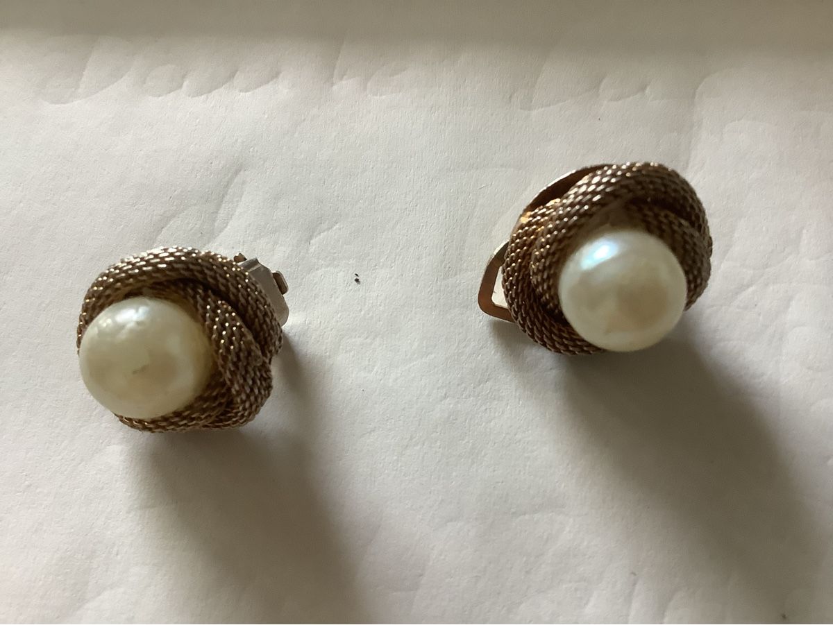 Boucles d'oreille: Ohrclips mit Perlen und Netzstruktur goldfarben – D'occasion à Buch SH par bri_hpp2 1