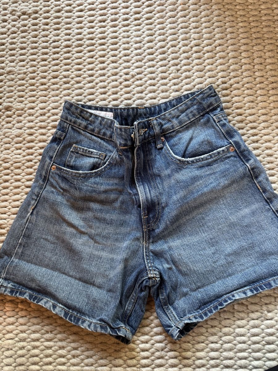 Zara Jeans: Jeans Shorts – Nuovo (secondo la descrizione) da Ebmatingen venduto da F.Bullet