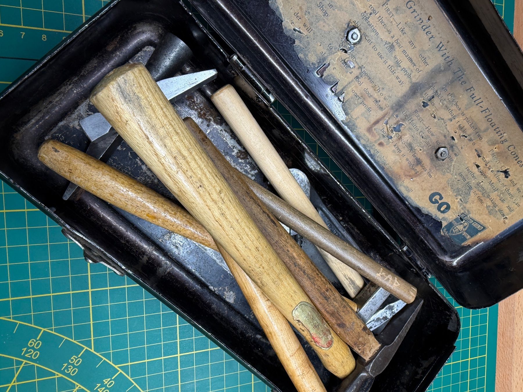 Tutti gli attrezzi: Vintage  Werkzeugkasten mit hammer – Usato da Niederhasli venduto da swissbrocki 4