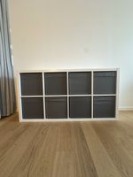 IKEA Kallax Regal (4x2) weiss – Inkl. 8 grauen Boxen