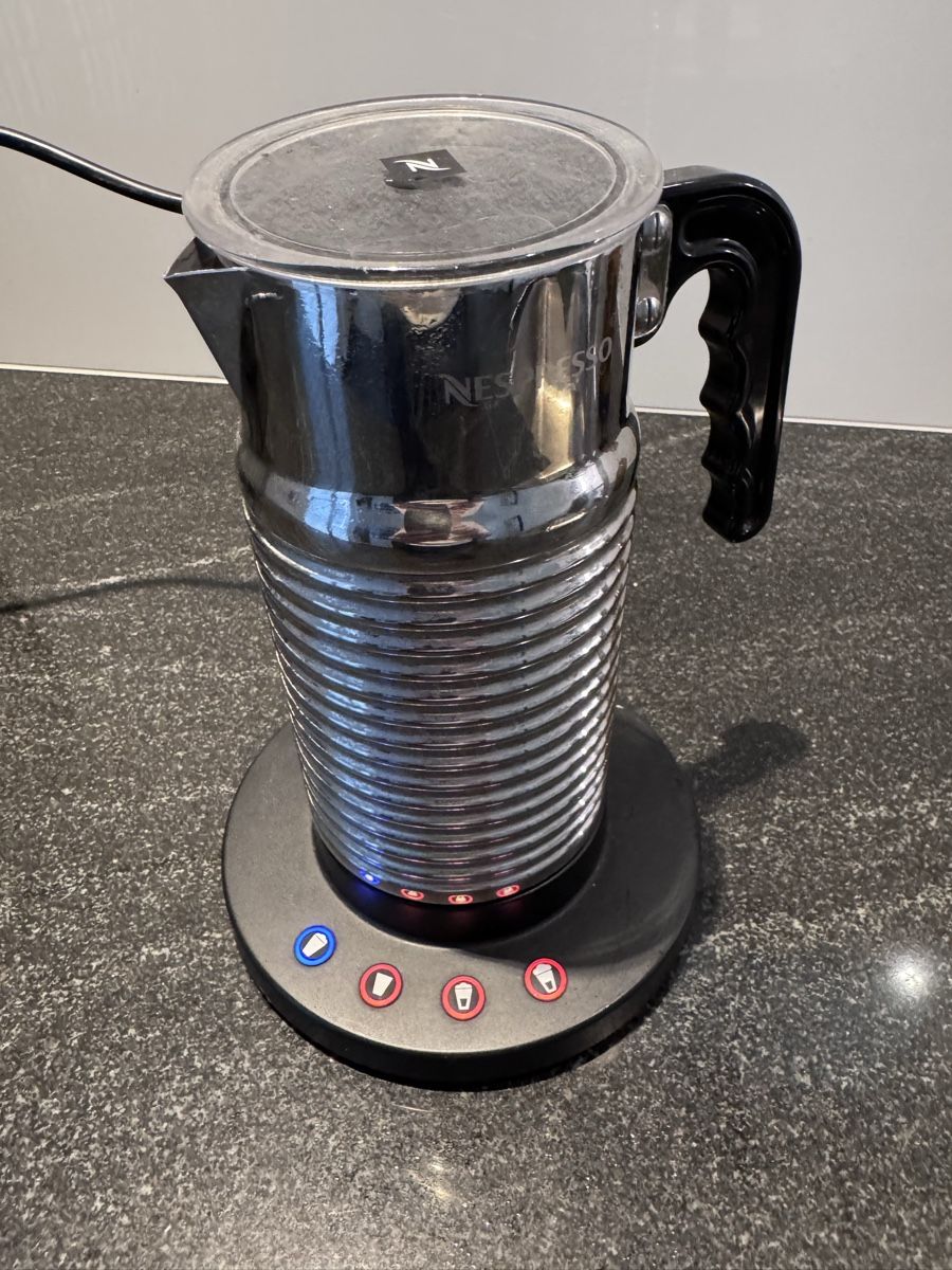 Nespresso Macchine per caffè & Macchine per espresso: Milchschäumer Nespresso – Usato da Arboldswil venduto da talu