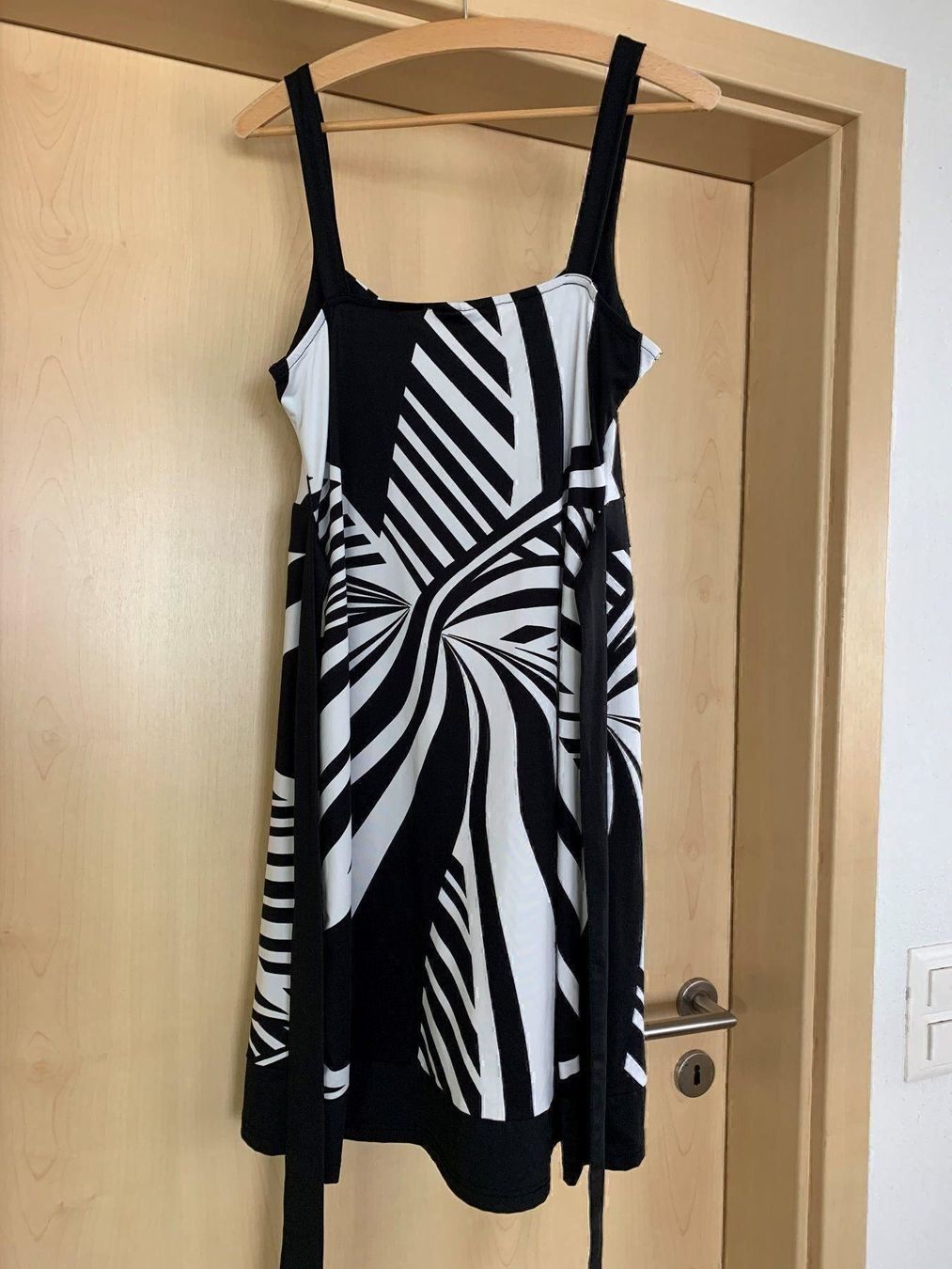 Vestiti: Damenkleid schwarz/weiss Gr.L – Nuovo (secondo la descrizione) da Azmoos venduto da Verwir64 1