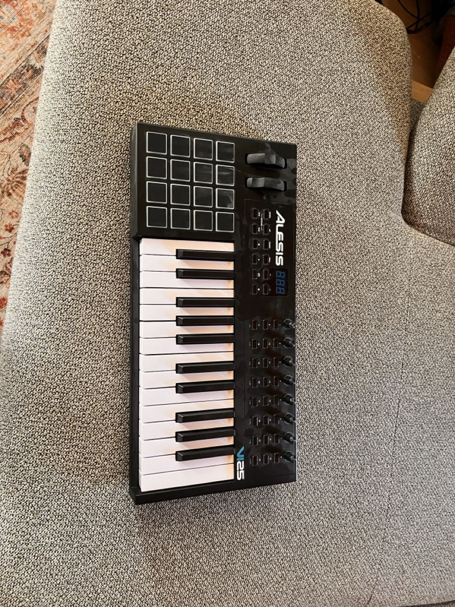 Alesis Console di mixaggio: Keyboard Controller Alesis VI25 25 Keys Used – Usato da Frauenfeld venduto da david.frei86