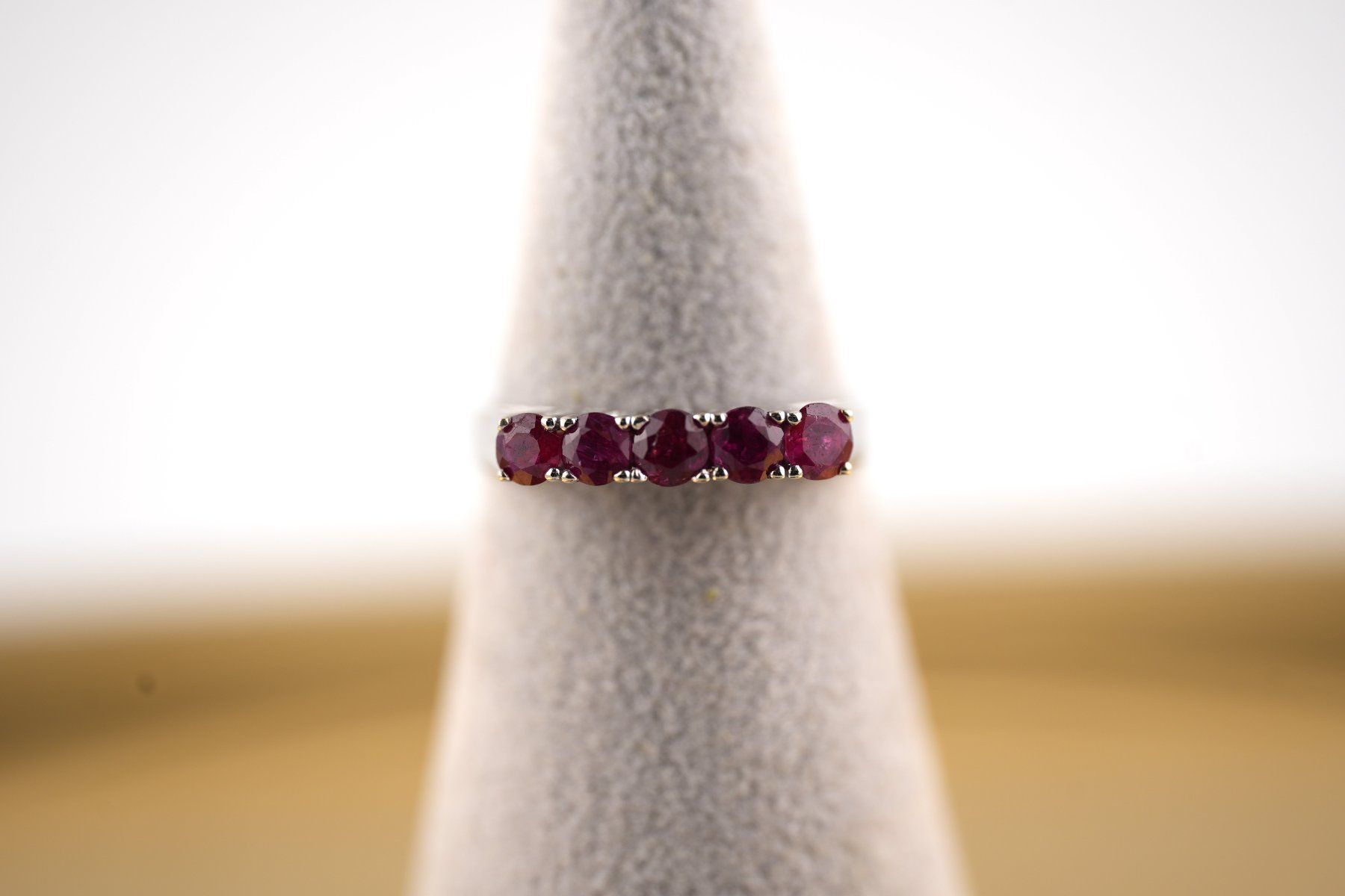 Ringe: Goldring 14K Weissgold mit 5xRubin – Gebraucht aus Basel von Vip24