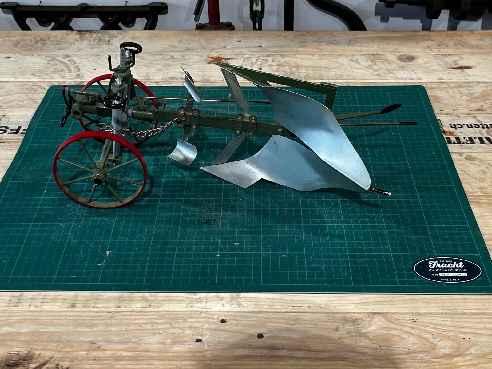 Kit di modellismo & Modellini statici: Schulmodell, Metallmodell Einschar Drehpflug ( Traktor ) – Usato da Luzern venduto da Fracht-Design 1