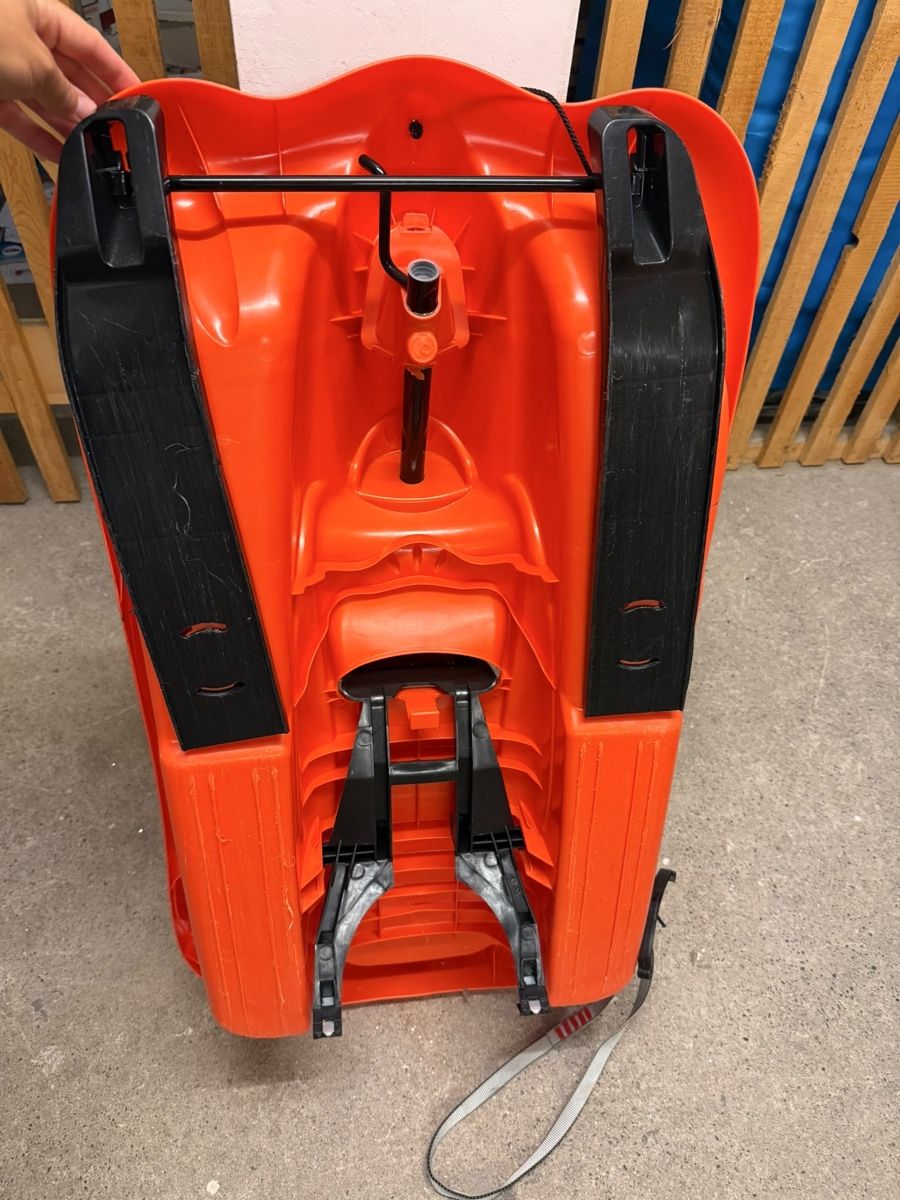 Slitta: Kinderschlitten in orange – Usato da Basel venduto da dgrauwiler