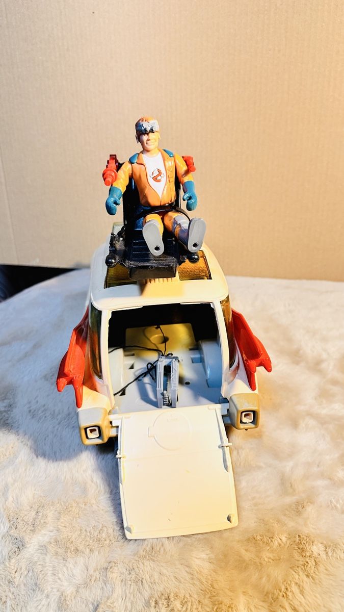 Jouets: Ghostbusters Ecto-1 Spielzeugauto mit Figur – D'occasion à Hägendorf par tyl_kzs2 3