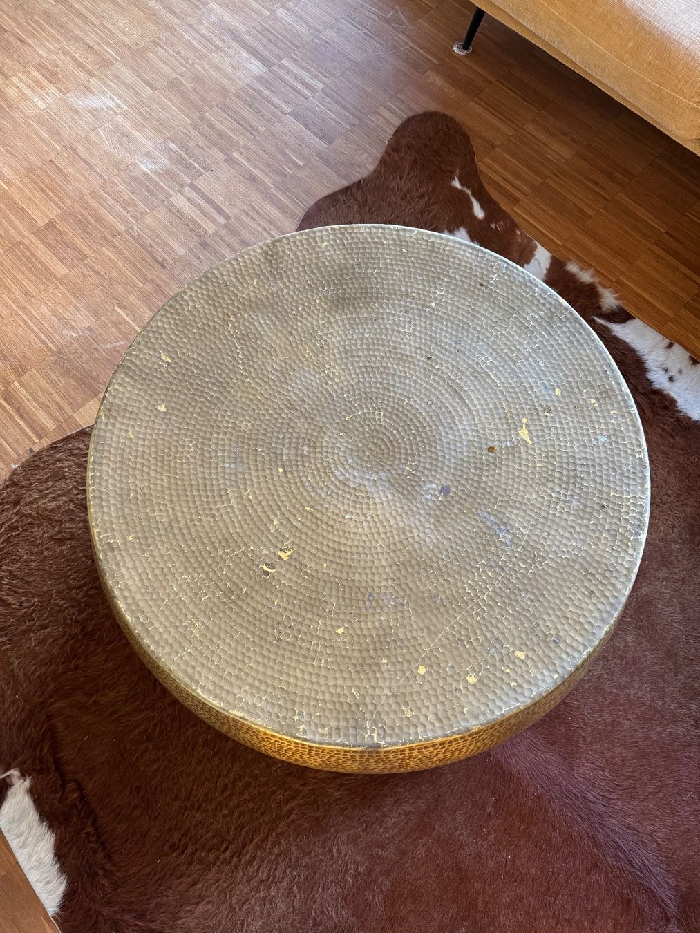 Tavoli: Round Hammered Brass Coffee Table – Usato da Baar venduto da brannen17 1
