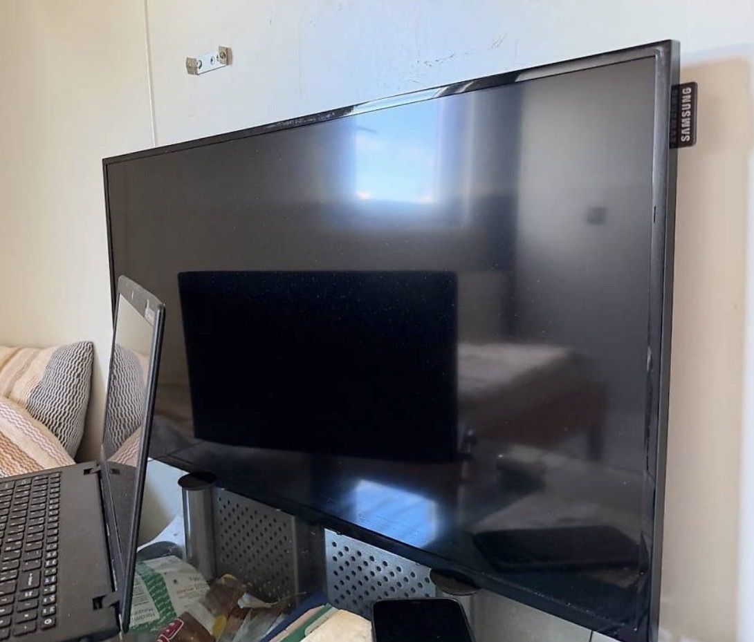Samsung Fernseher: Samsung TV DB32E - 32 Zoll  – Gebraucht aus Gossau ZH von pas_d8gg 1