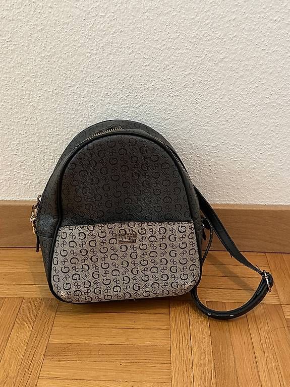 Guess Rucksäcke: Guess cute backpack – Gebraucht aus Zürich von abiiStore
