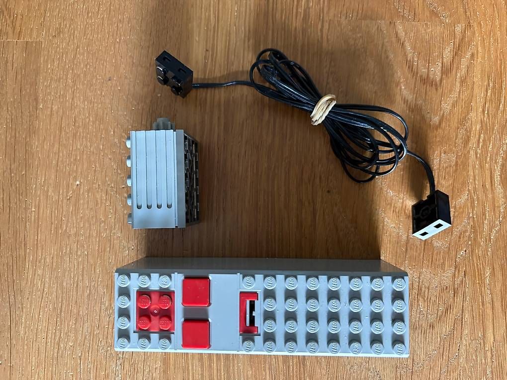 Lego Giocattoli: LEGO Technic / Eisenbahn 9V Set: Motor, Batteriekasten – Usato da Adligenswil venduto da Johnsepia 2