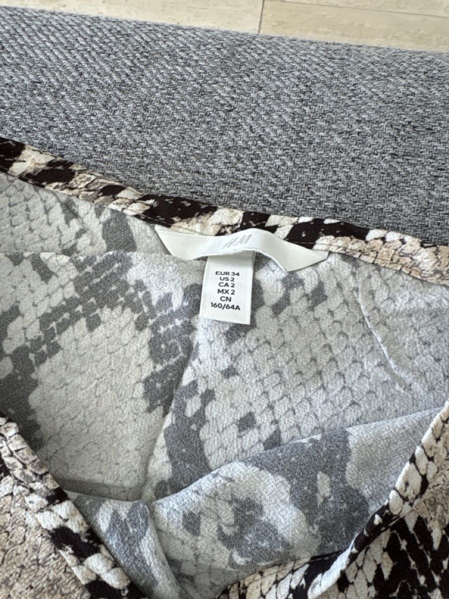 H&M Jupes: Midi Skirt H&M Size 34 Snakeskin Pattern – D'occasion à Zürich par Asybb 1