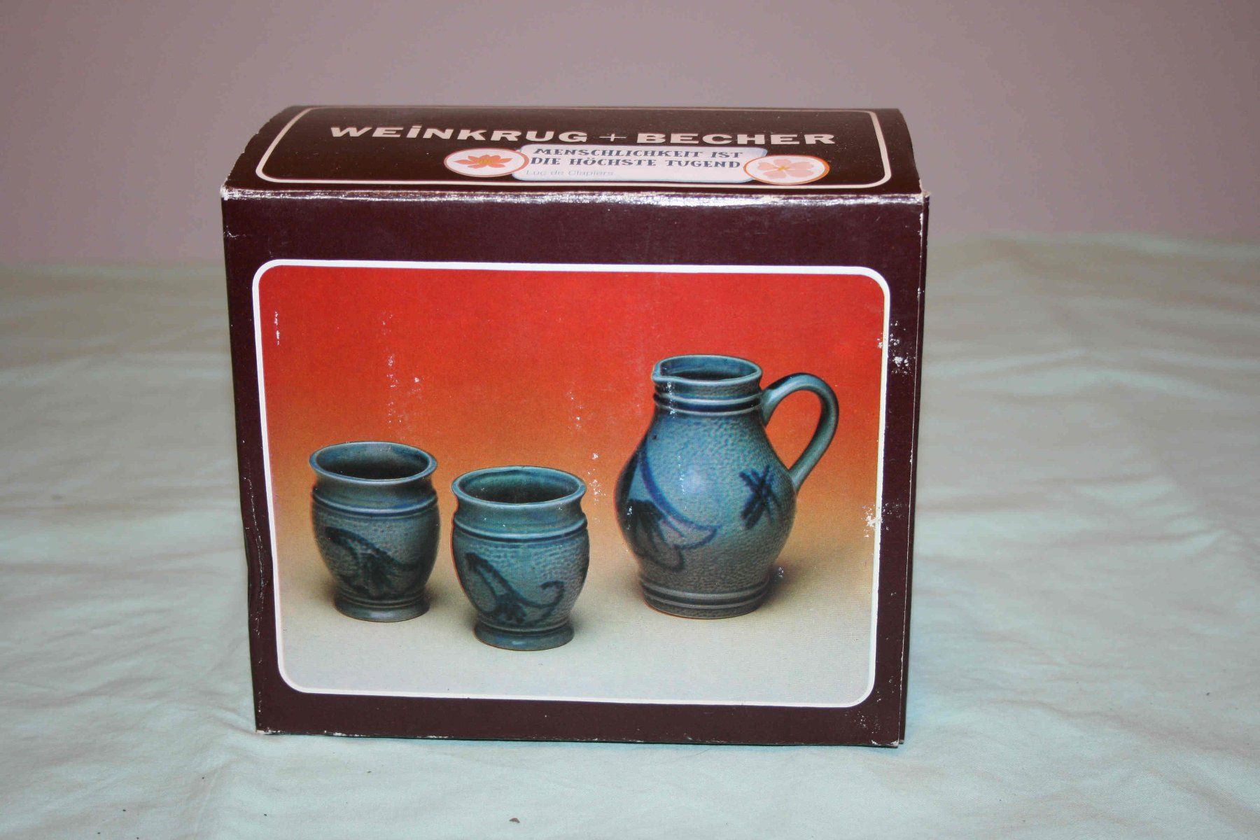 Carafes: Keramik / Stein Krug mit zwei Bechern. – D'occasion à Cadenazzo par Mikeshop 2