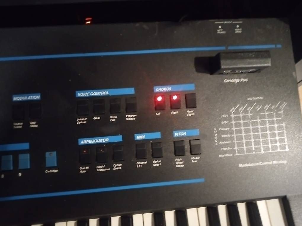 Strumenti musicali: Prophet VS sequential circuits + Stereooping programmer – Usato da Bassecourt venduto da Synthgear 4