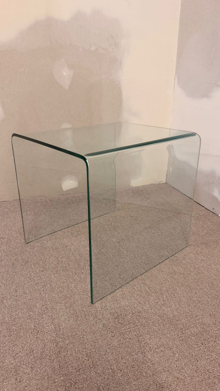 Comodini: Moderner Beistelltisch aus gebogenem Sicherheitsglas – Usato da Rickenbach ZH venduto da Der-Insider