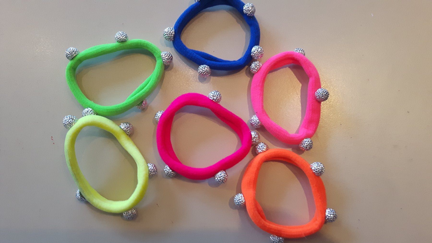 Accessori per capelli: 5 Haargummi mit Perlen – Nuovo e nell'imballaggio originale da Ibach venduto da fantasyfashion