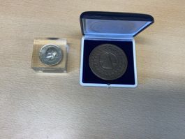 Antike Medaille mit Etui und Münze