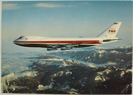 FLUGZEUG Boeing 747 über den Alpen
