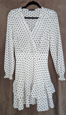 Weißes Kleid mit schwarzen Polka-Dots