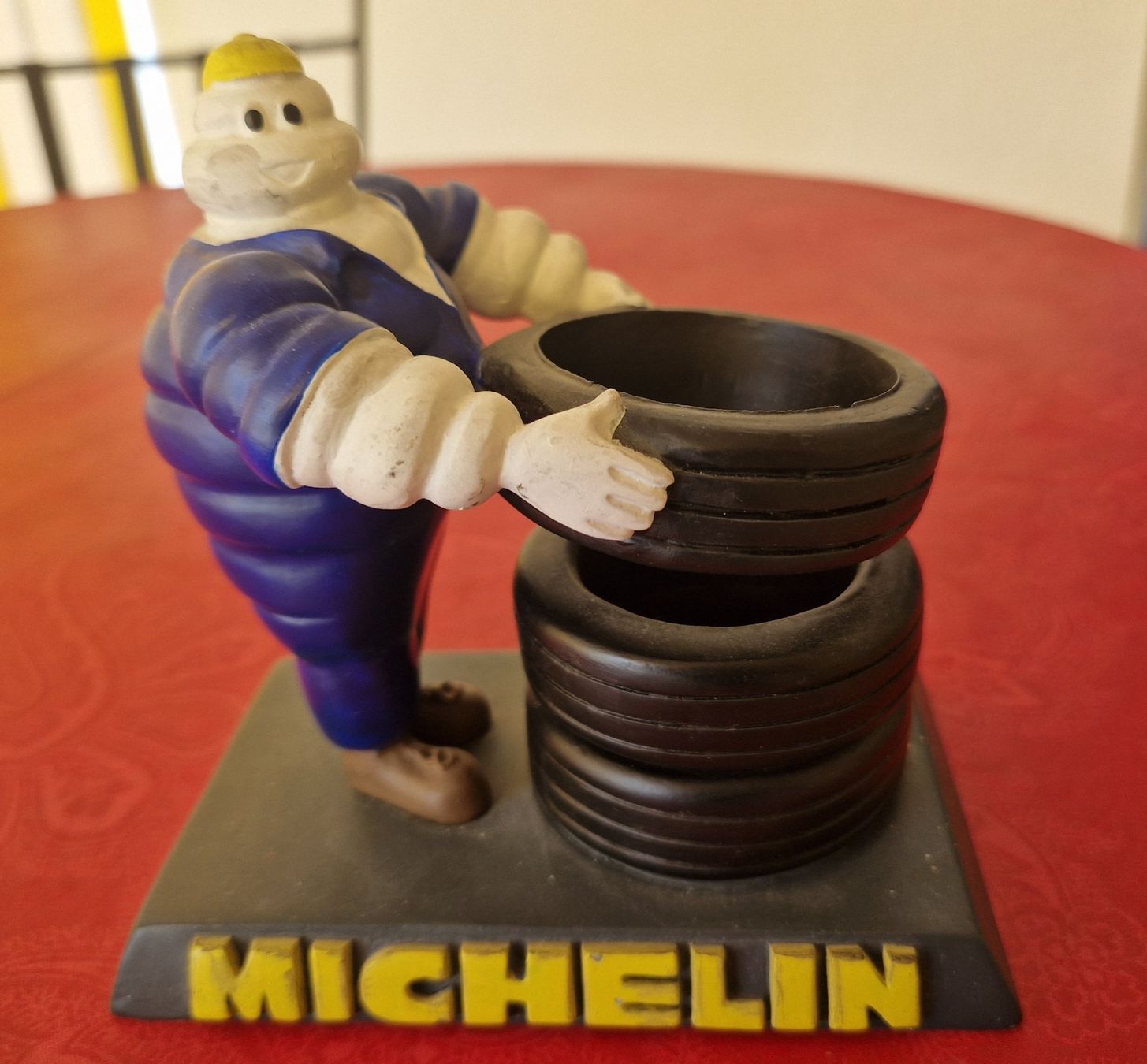 Michelin Statuette: MICHELIN BIBENDUM POT A CRAYON – Usato da ESTAVAYER LE LAC venduto da MIMI0133