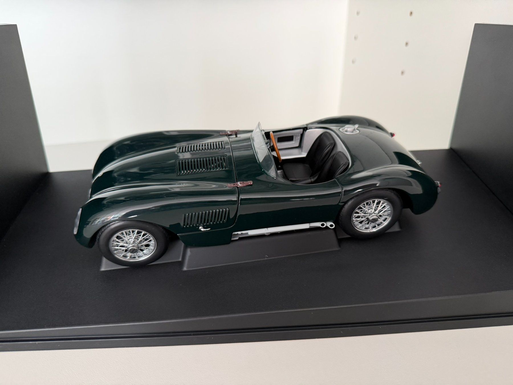 Autoart Modellini d'auto: 1:18 AUTOart - Jaguar C-Type – Usato da Tübach venduto da BonnevilleMotors 4