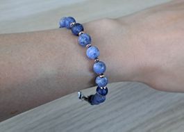 Armband mit blauen Steinen