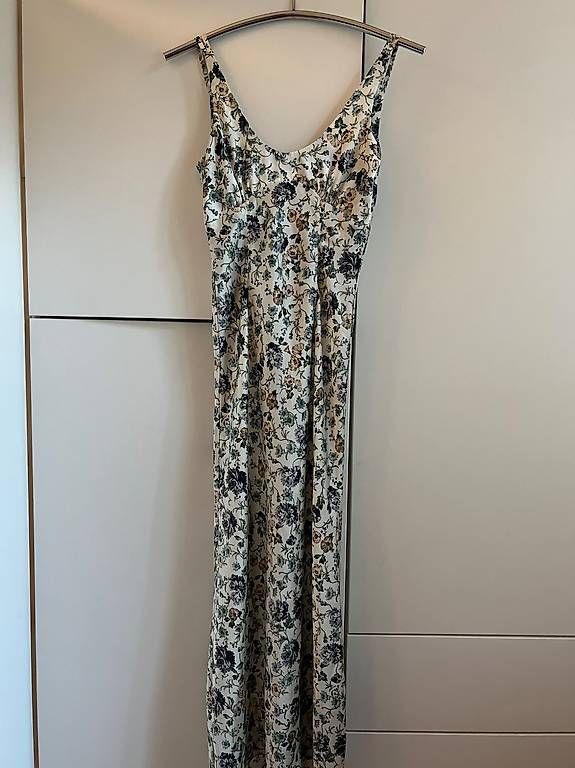 Kleider: Kleid mit Blumenmuster – Gebraucht aus St. Gallen von Alina.33