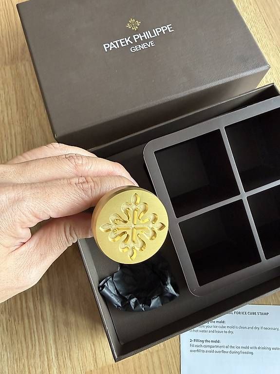 Patek Philippe Orologi: Patek Philippe Ice Cube Mold & Caltrava Brass Stamp Set – Nuovo e nell'imballaggio originale da Zürich venduto da shuenoma 1