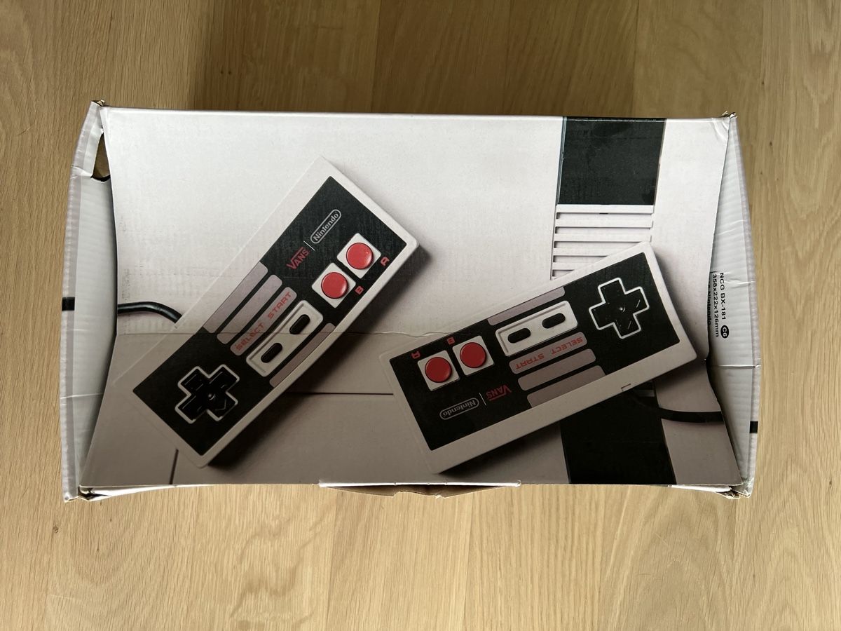 Vans Scarpe da uomo: Vans x Nintendo Sk8-Hi NES Controller Gr. 43 NEU – Nuovo e nell'imballaggio originale da Dübendorf venduto da CellarSeller 1