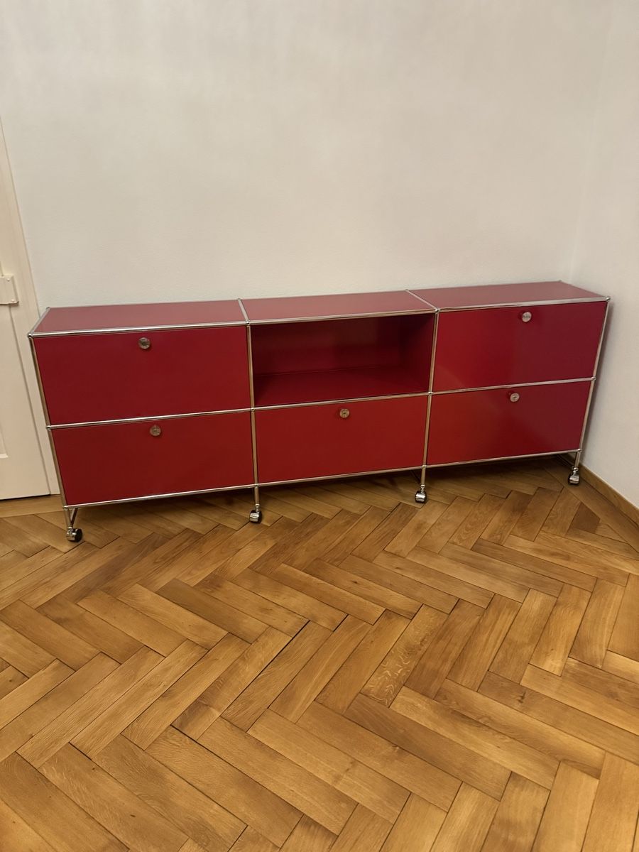USM Scaffali: USM Haller Sideboard Rubinrot auf Rollen Q2 – Usato da Balsthal venduto da Designhaus.Schmitt 1