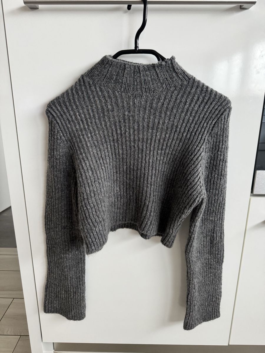 Stradivarius Maglioni & Felpe: Grauer Strickpullover, Grösse S, Crop – Usato da Adligenswil venduto da lor_2zfw 1