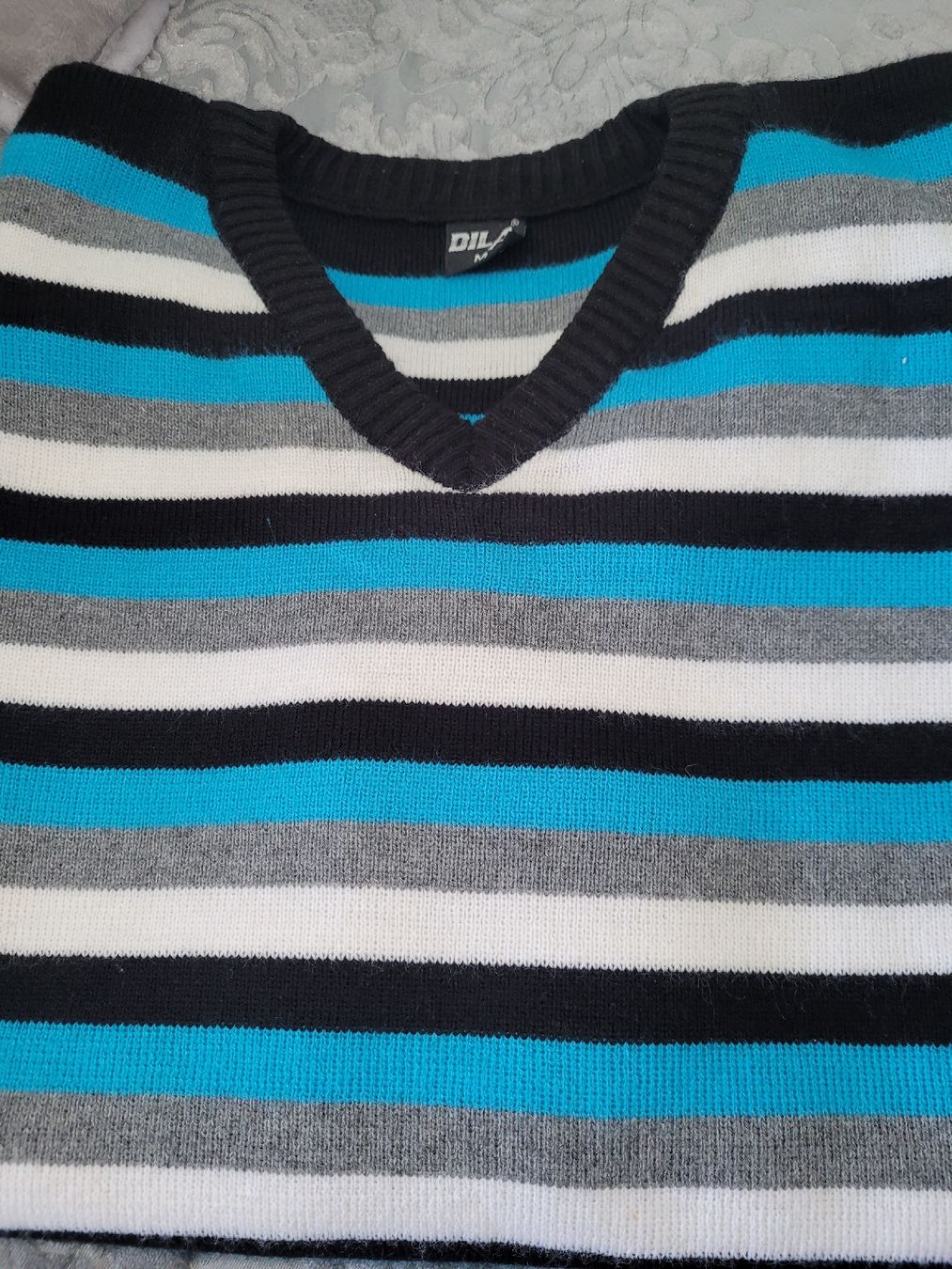 Maglioni & Felpe: DILA Herrenpullover gestreift Gr. M V-Ausschnitt schwarz/gra – Nuovo (secondo la descrizione) da Bassersdorf venduto da K1966 2